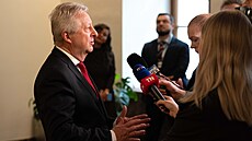Ministr obrany Jaromír Z�na odpovídá noviná��m ve Sn�movn�, kde probíhá...