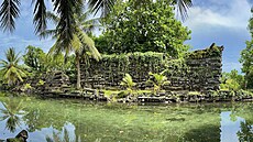 Vzná�í se nad tím opar tajemství, ale v�t�ina jeho mystérií má podobu...