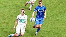 Karvinský zálo�ník Pavel Ka�or padá po souboji s libereckým Vojt�chem Stránským.