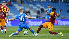 Souboj v utkání Mladé Boleslavi s Duklou.