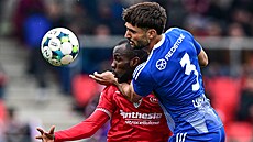 Abdullahi Tanko z Pardubic v souboji s Louisem Lurvinkem z Olomouce.