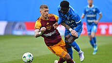 Daniel Kozma z Dukly v souboji se Solomonem Johnem z Mladé Boleslavi.
