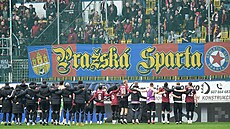 Hrá�i Sparty slaví s fanou�ky výhru nad Teplicemi.