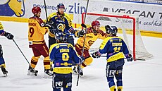Jihlavský Luká� Lhoták slaví gól v �estém finále první hokejové ligy proti...