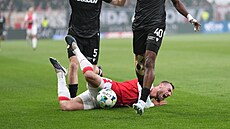 Tomá� Chorý ze Slavie padá v utkání s Plzní.