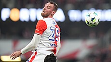Tomá� Chorý ze Slavie hlavi�kuje v zápase s Plzní.