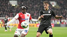 Slávista David Moses podstupuje souboj o mí� s plze�ským Alexandrem Sojkou.
