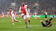 Tomá� Chorý ze Slavie si zpracovává mí� v duelu s Plzní.