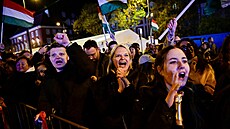 P�íznivci Pétera Magyara, v�dce opozi�ní strany Tisza, se v Budape�ti radují po...