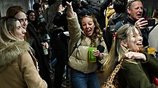 P�íznivci opozi�ní strany Tisza se v Budape�ti radují po oznámení �áste�ných...