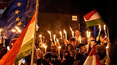 Lidé v Budape�ti se radují po oznámení výsledk� parlamentních voleb. (12. dubna...