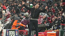 Liverpoolský kou� Arne Slot b�hem utkání Ligy mistr� s PSG.