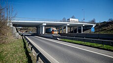 Více ne� p�l století starý most v Hodkovicích nad Mohelkou zbo�ili p�es noc.
