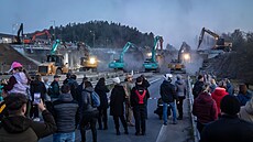 Více ne� p�l století starý most v Hodkovicích nad Mohelkou zbo�ili p�es noc.
