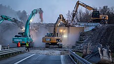 Více jak p�l století starý most v Hodkovicích nad Mohelkou zbo�ili p�es noc.