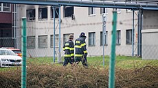 V pátek 17. dubna byli v Meopt� stále p�ítomní hasi�i, kte�í do�et�ovali po�ár...