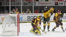 Adam Beran inkasuje gól, akci sleduji Nicolas Hlava a Marek Chvátal,