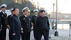 V�dce KLDR Kim �ong-un spole�n� s vysokými p�edstaviteli ministerstva obrany a...