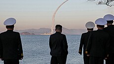 V�dce KLDR Kim �ong-un spole�n� s vysokými p�edstaviteli ministerstva obrany a...
