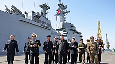 V�dce KLDR Kim �ong-un spole�n� s vysokými p�edstaviteli ministerstva obrany a...