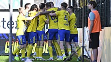 Zlín�tí fotbalisté se radují z gólu Jakuba �ernína.