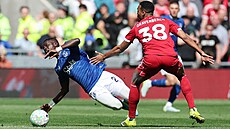 Idrissa Gueye z Evertonu (vlevo) a liverpoolský Ryan Gravenberch