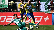 Obránce Milan Havel z Bohemians a jeho skluz v utkání proti Zlínu