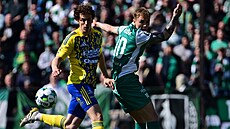 Úto�ník Jan Matou�ek z Bohemians (vpravo) v souboji s Kristersem Penkevicsem ze...