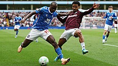 Habib Diarra ze Sunderlandu (vlevo) a Ian Maatsen z Aston Villy