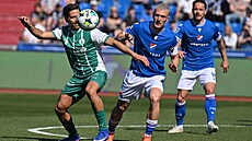 Zálo�ník Ale� �ermák z Bohemians (vlevo) a Ji�í Boula z Ostravy