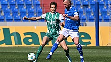 Ostravský úto�ník Václav Jure�ka (vpravo) a Luká� H�lka z Bohemians