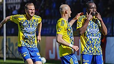 Zlín�tí fotbalisté se radují z gólu Cletuse Nombila.