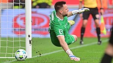 Hradecký branká� Adam Zadra�il inkasuje gól z pokutového kopu.