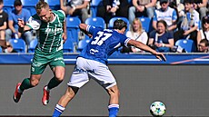 Úto�ník Václav Drchal z Bohemians (vlevo) v souboji s ostravským Mat�jem...