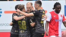 Fotbalisté Hradce Králové se radují z gólu Micka van Burena proti Slavii.