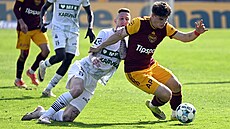 Obránce Ji�í Flei�man z Karviné se sna�í zastavit Luká�e Penxu z Dukly.