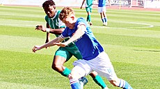 Ostravský zálo�ník David Planka se sna�í  obejít Peter Kareema z Bohemians.