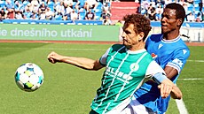 Obránce Luká� H�lka z Bohemians si kryje mí� p�ed Abdallahem Gningem z Baníku.