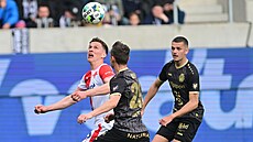 Slávista Luká� Provod se sna�í prosadit mezi dv�ma hrá�i Hradce.