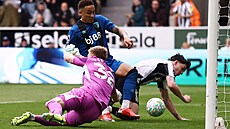 Marcus Tavernier z Bournemouthu zblízka p�ekonává branká�e Aarona Ramsdalea z...