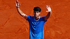 Carlos Alcaraz zdraví diváky po postupu do finále v Monte Carlu.