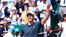 Jannik Sinner zdraví diváky po postupu do finále v Monte Carlu.