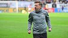 Hradecký trenér David Horej� se raduje z vít�zného gólu svých hrá�� proti...