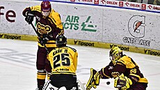 Momentka z bará�ového utkání o extraligu Litvínov - Jihlava