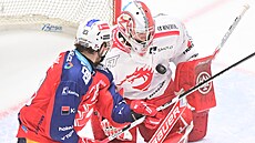 T�inecký branká� Marek Mazanec zasahuje ve finále extraligy proti Pardubicím.