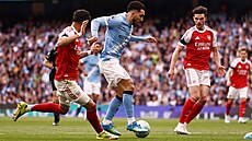 Rayan Cherki z Manchesteru City se prosazuje v utkání proti Arsenalu.