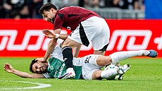 Spar�anský zálo�ník Kaan Kairinen fauluje Sebastiána Nebylu z Jablonce.
