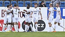 Fotbalisté Slovácka se radují z gólu, který vst�elil Adonija Ouanda.