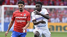 Plze�ský obránce Merchas Doski a Emmanuel Godwin z Pardubice