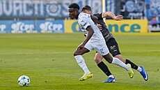 Slovácký úto�ník Adonija Ouanda uniká soupe�i v utkání proti Hradci Králové.